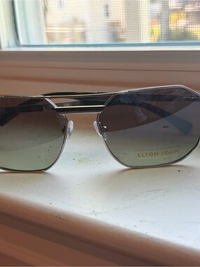 Men’s Silver Aviator Sunglasses - Gray Lenses